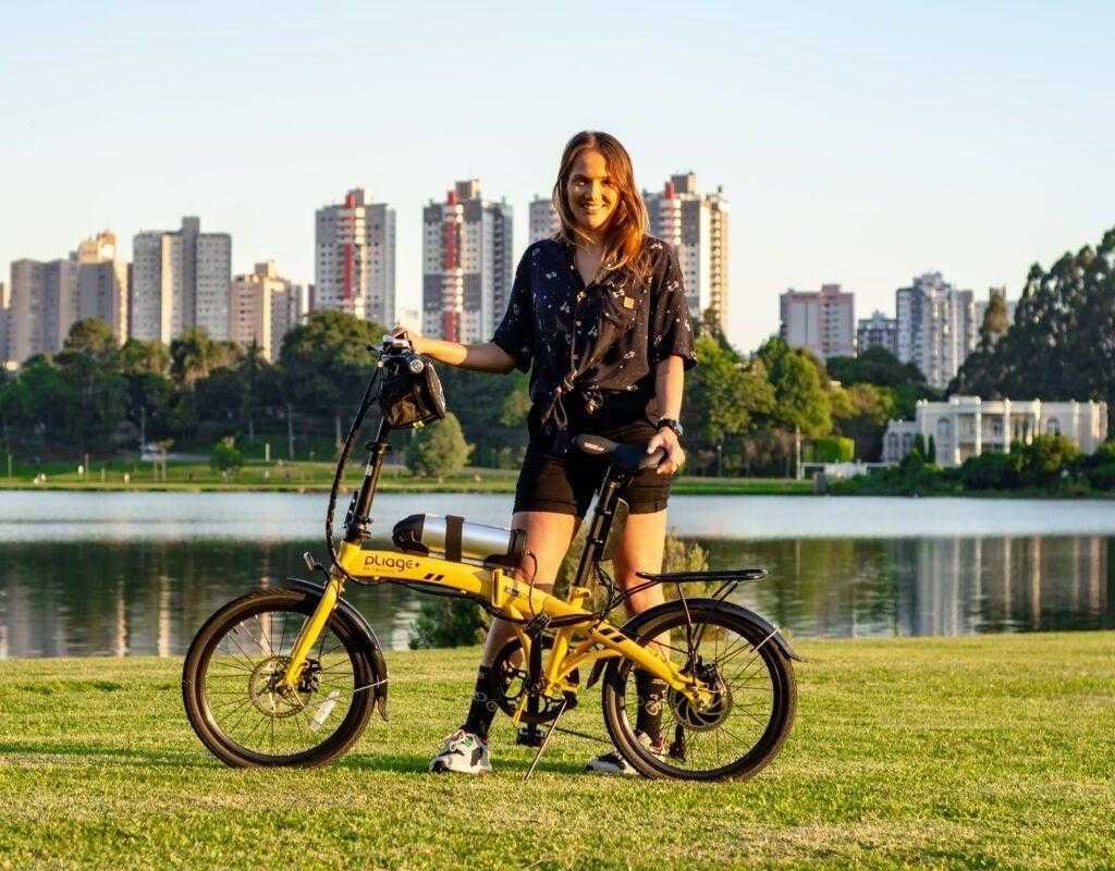 Modelo feminino com bicicleta elétrica dobrável Two Dogs