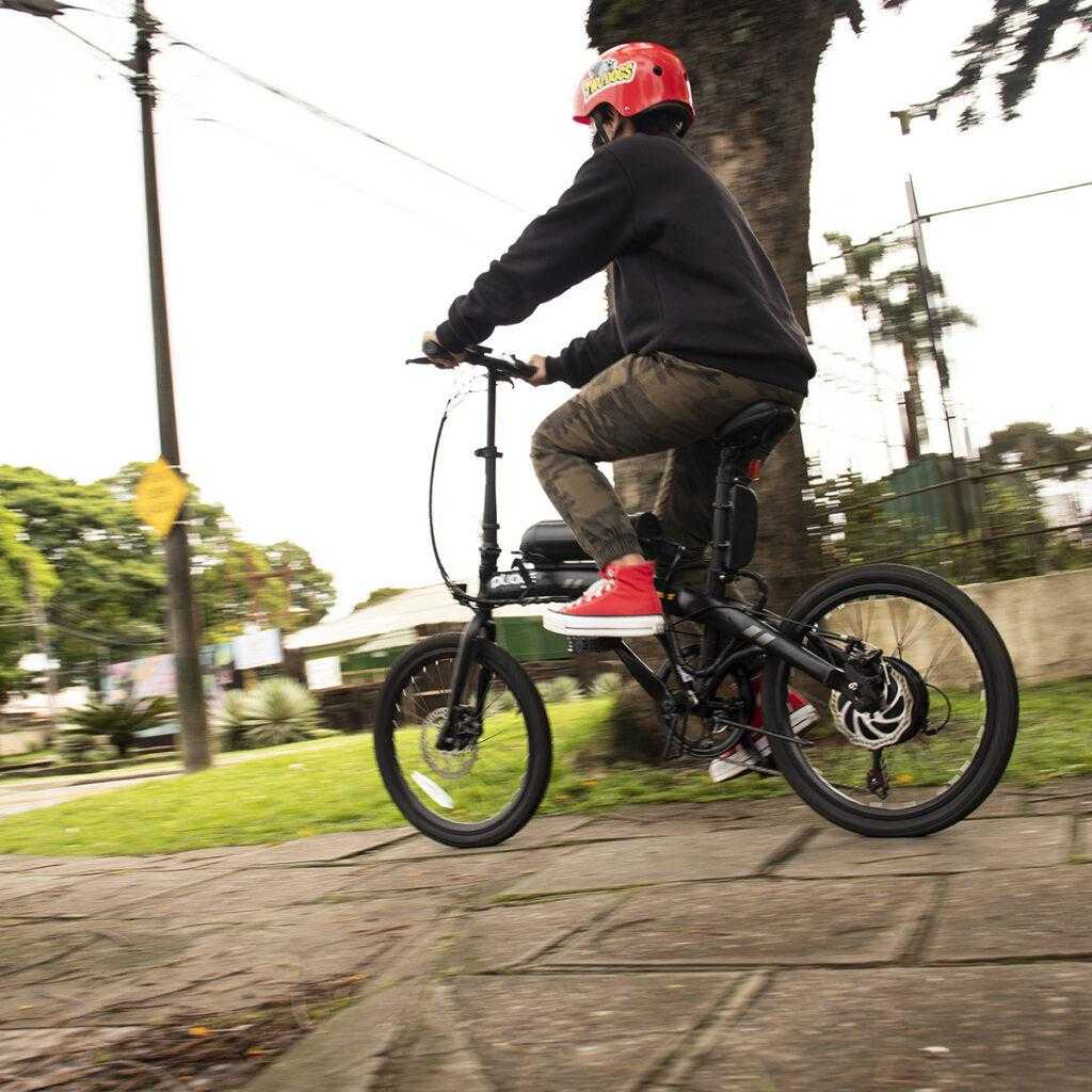 Ciclista com capacete pedalando com segurança.