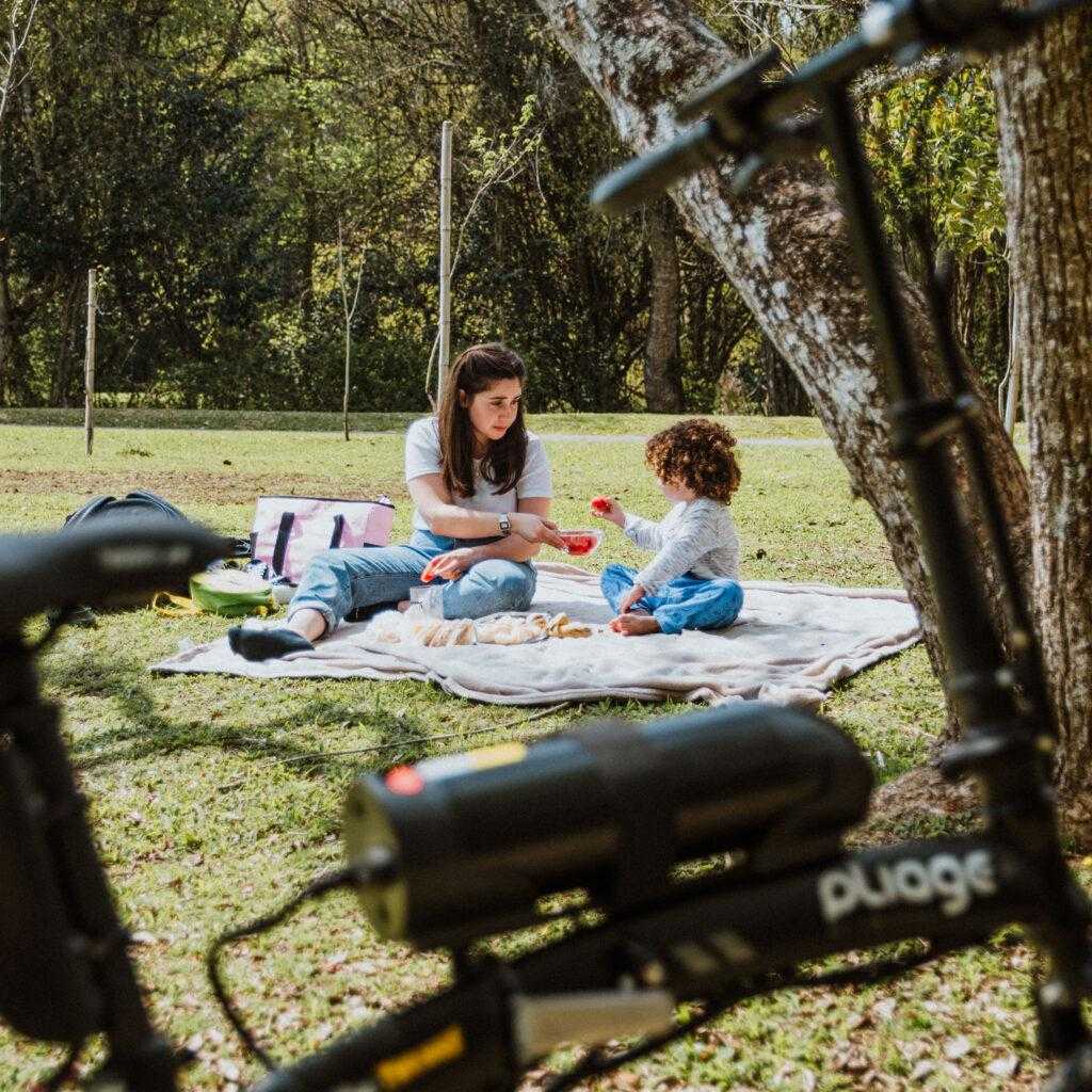 Bicicleta elétrica encostada enquanto a família curte o momento. 