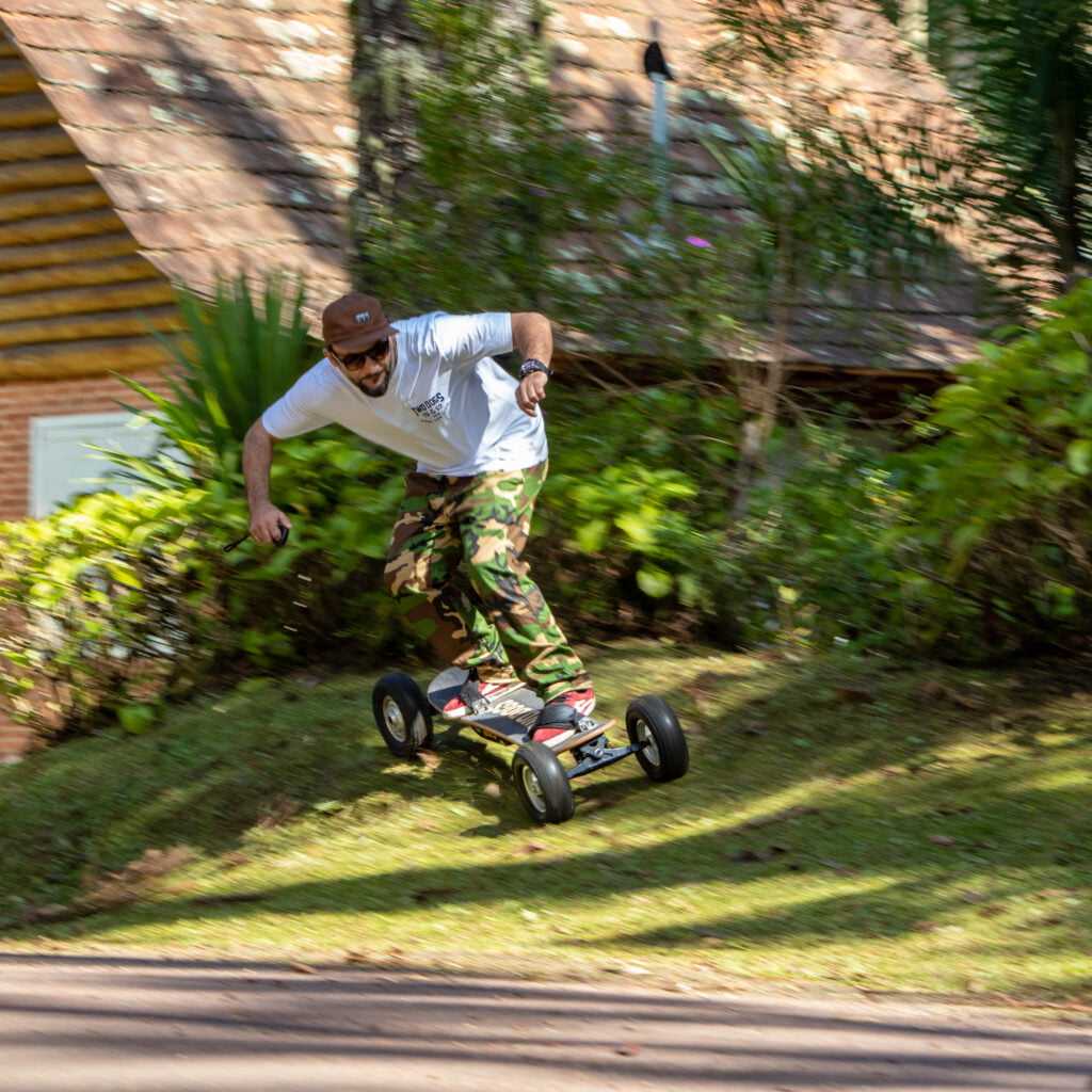 Pessoa andando com o skate elétrico.
